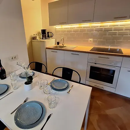 Apartment La Garriguette Centre Historique Calme Climatise 6 Couchages