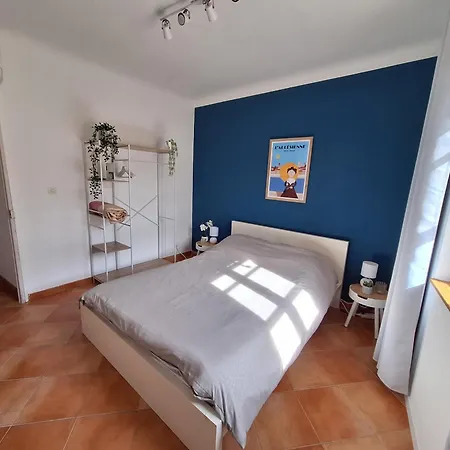 Apartment La Garriguette Centre Historique Calme Climatise 6 Couchages Arles